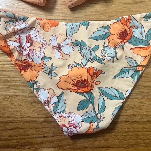 Cupshe bikini with reversible bottoms - Picture 3 of 6
